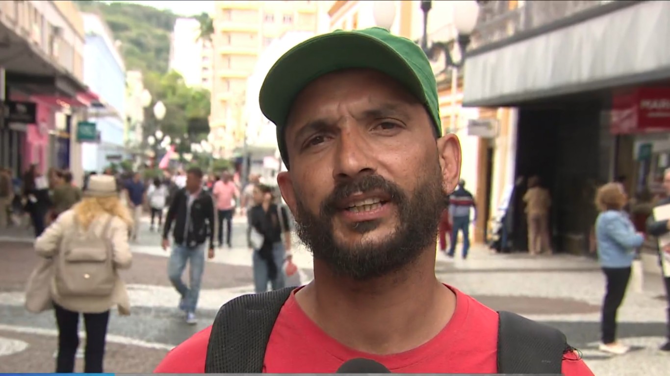 Eleições 2026 em SC: Bruno Pedreiro do PCO faz panfletagem com apoiadores em Florianópolis