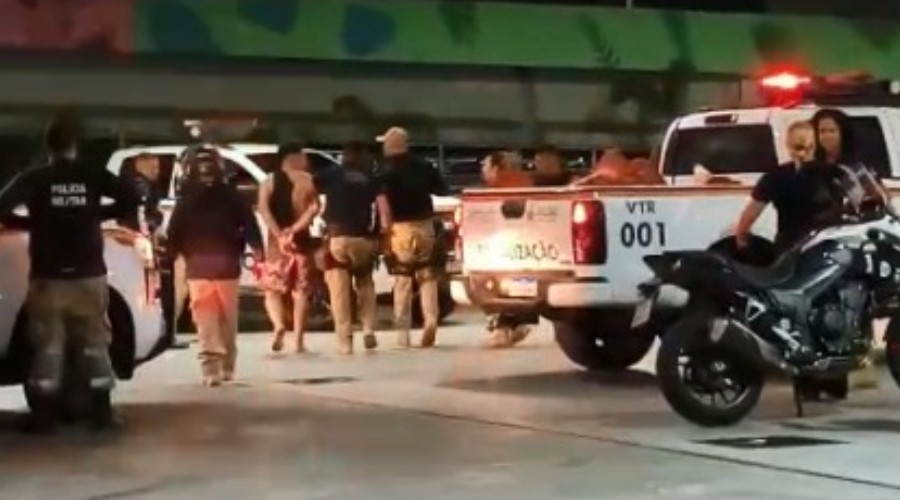 VÍDEO: Motociclista sem capacete tenta fugir de abordagem e agride agentes do Detran em Manaus