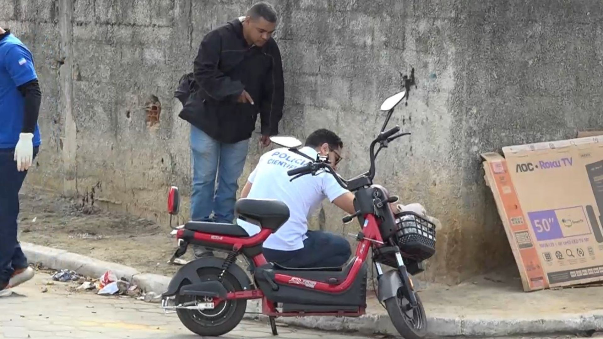 Mãe em bicicleta elétrica é assassinada com tiros na cabeça na frente da filha de 11 anos no ES