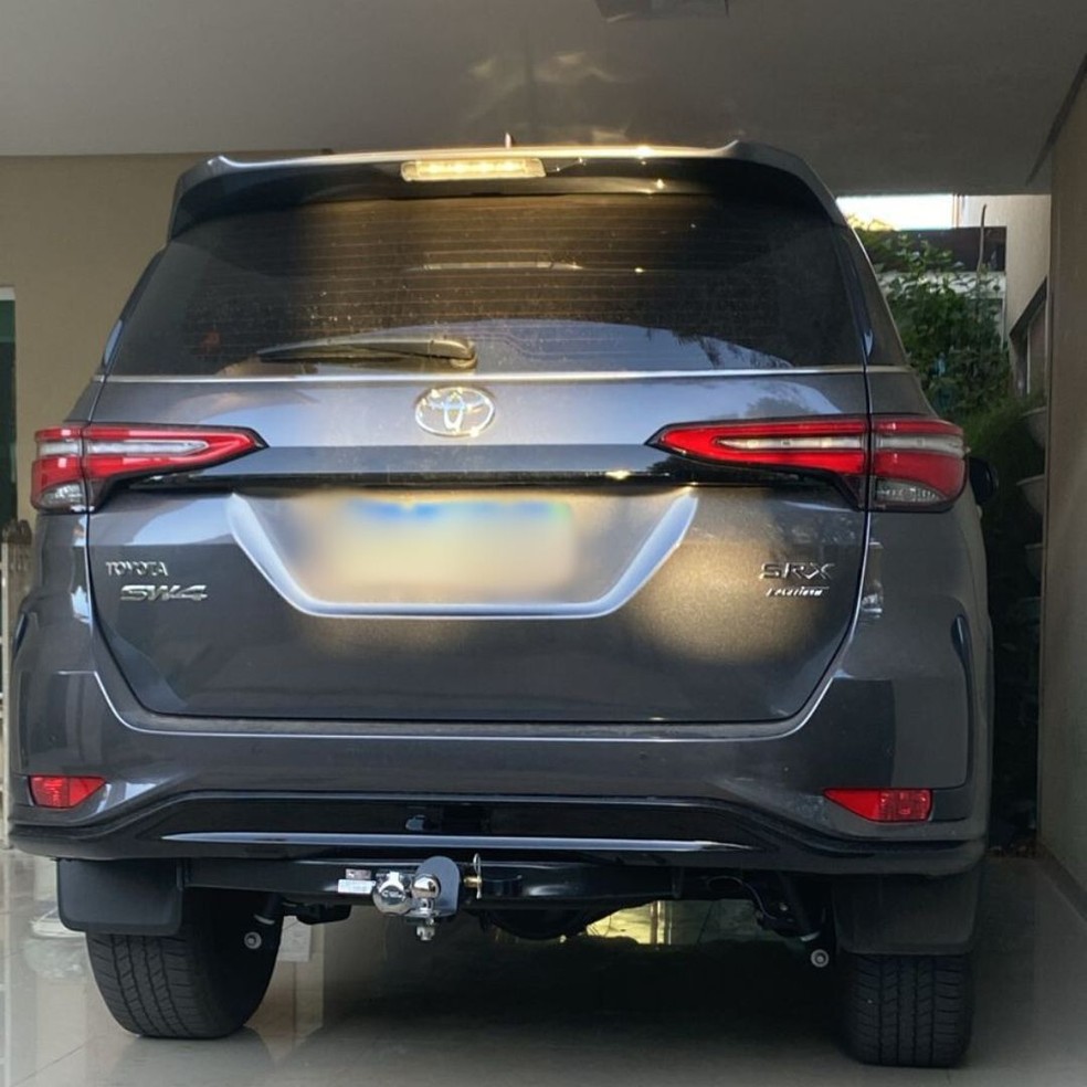 Carros, relógios, dólares e cerca de R$ 1 milhão apreendidos em operação contra fraudes na saúde — Foto: Divulgação/PF