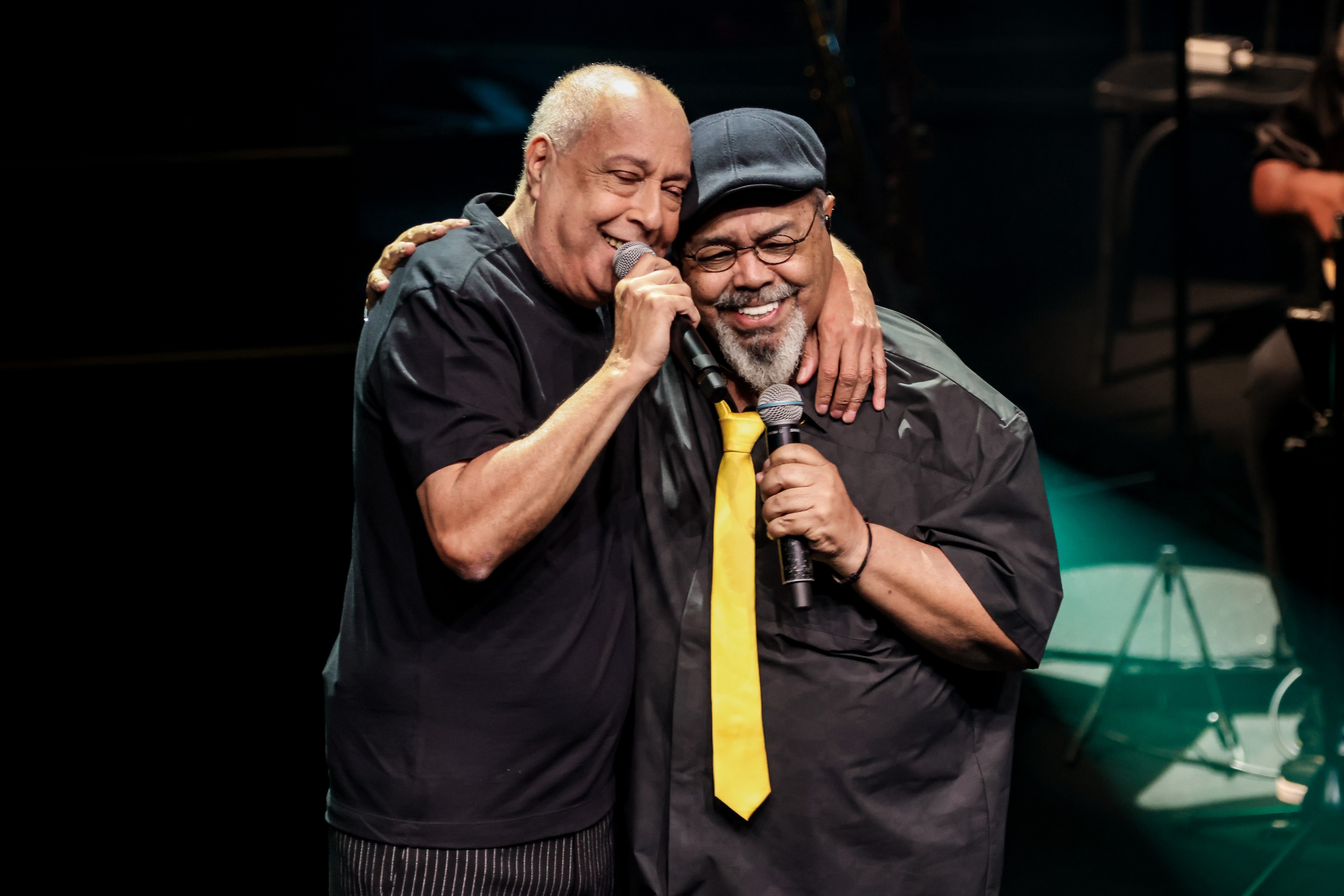 Sombrinha revê amigos ao repisar 50 anos de samba e suor em show no Rio