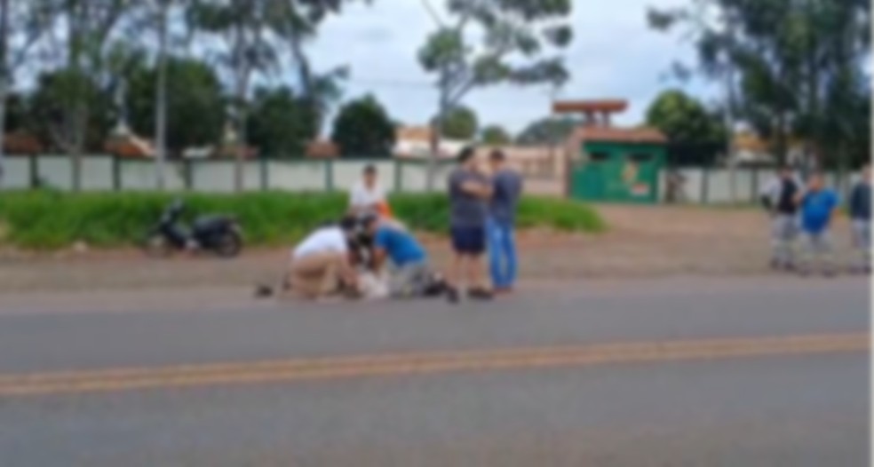 Segundo a PRF, vítima estava no banco do passageiro quando caiu do carro e foi atropelada. — Foto: Divulgação