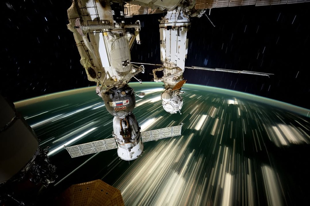 Satélites acima do Oceano Pacífico em fotografia registrada pelo astronauta Donald Pettit — Foto: Reprodução/GloboNews
