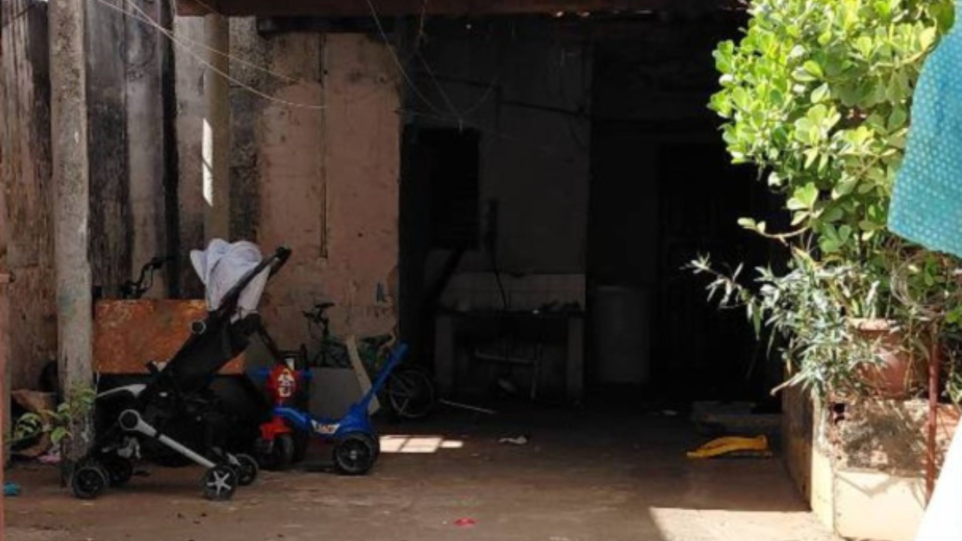 Mãe é presa após denúncias de negligência; bebê foi achada com tampa de garrafa na boca em MG 