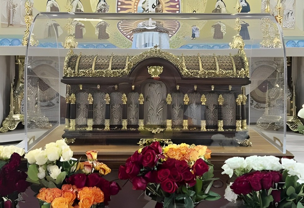 Urna com as relíquias de Santa Teresinha do Menino Jesus — Foto: Reprodução