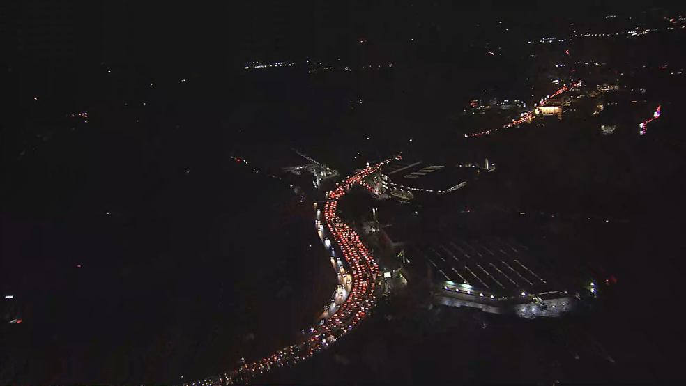 Globocop sobrevoou regiões sem energia elétrica na capital — Foto: TV Globo