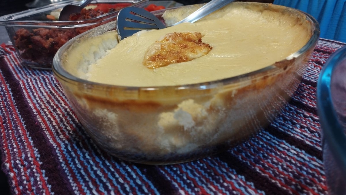 Purê ganha toque especial com acompanhamento de queijo parmesão gratinado 