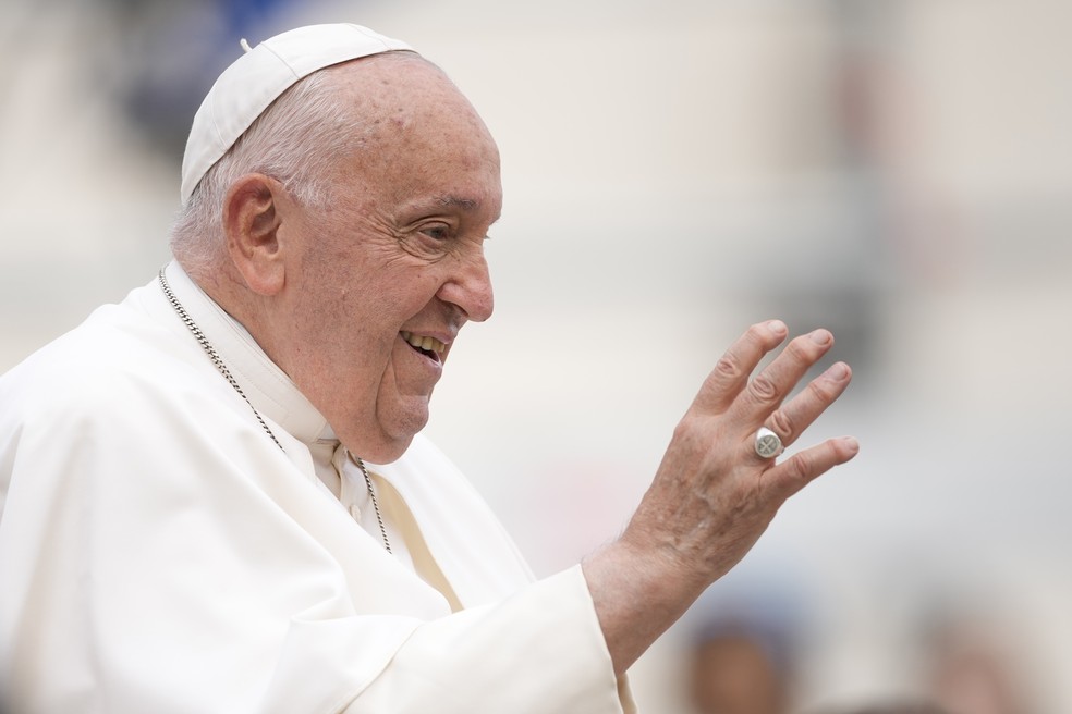Papa Francisco acena para fiéis — Foto: AP