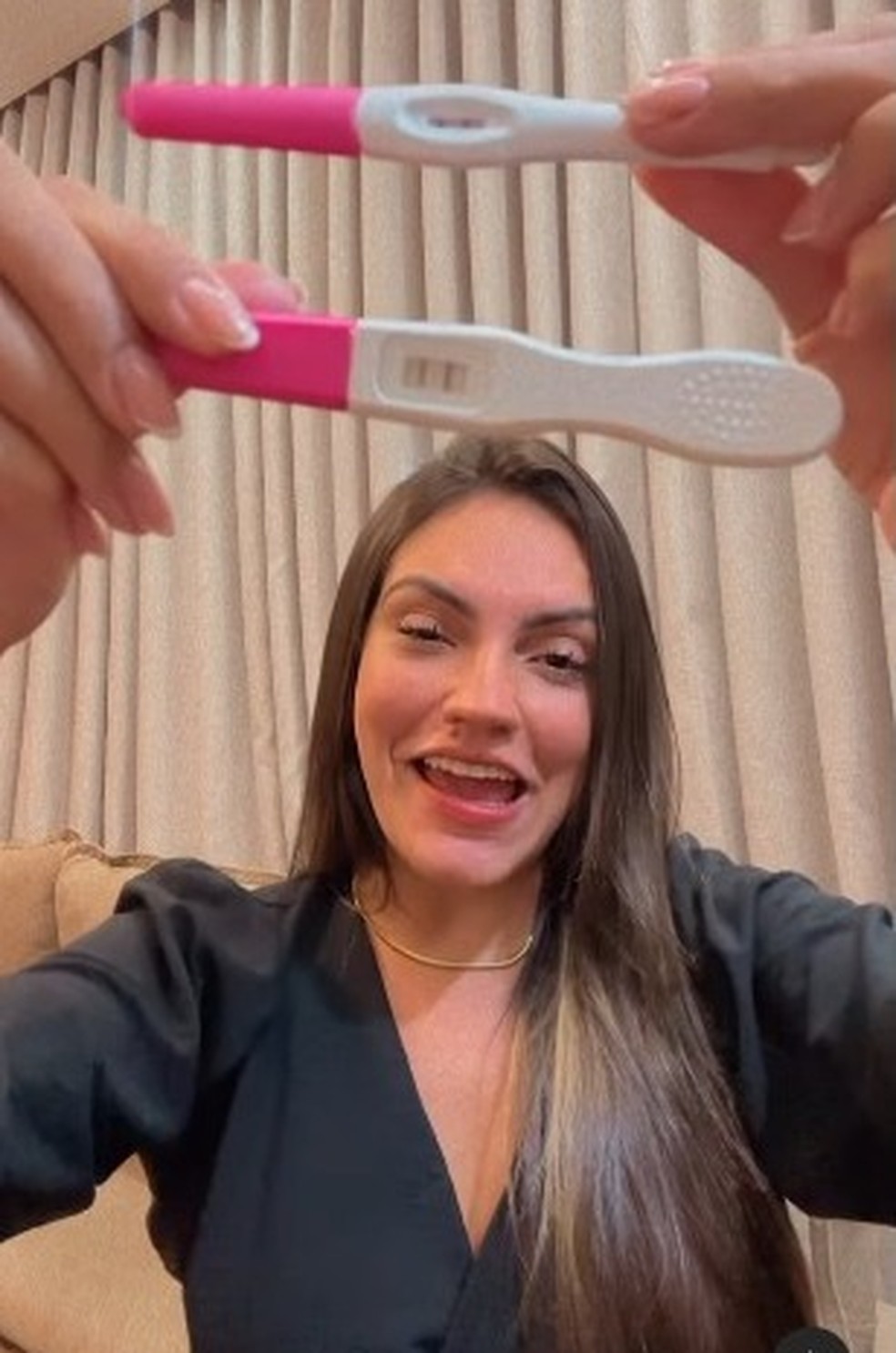 Brenda Nathielle mostrando os testes positivos de gravidez  — Foto: Instagram/Reprodução