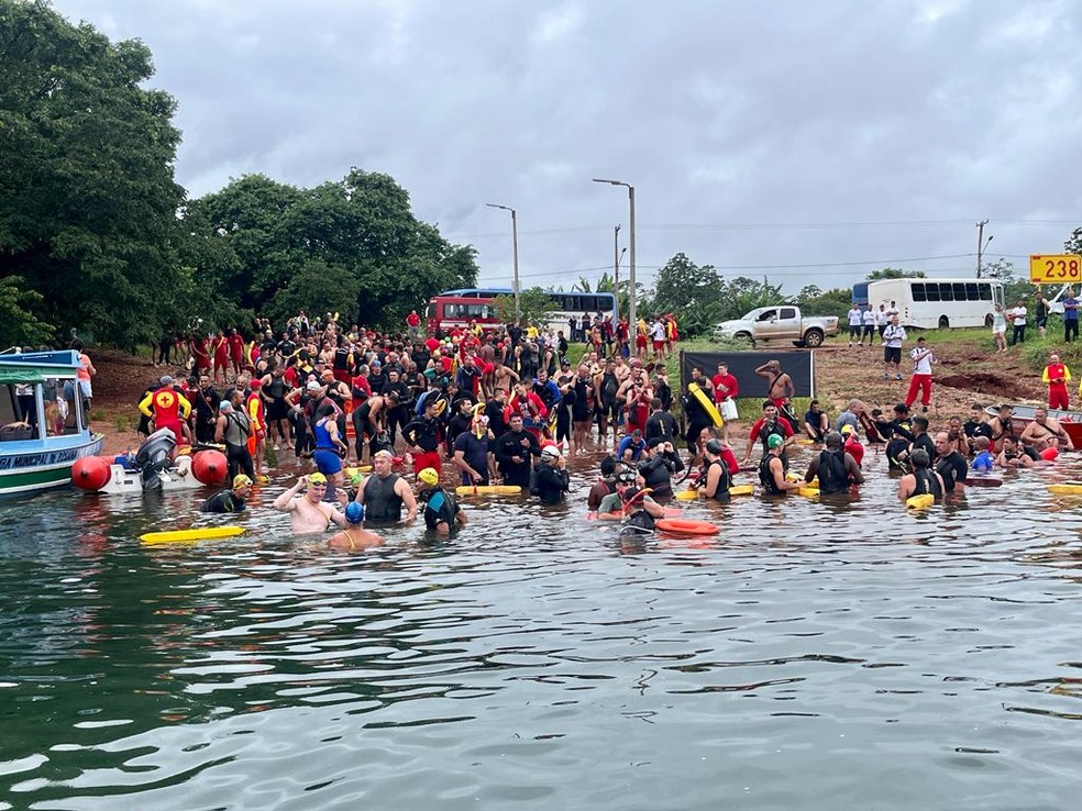 Militares do Corpo de Bombeiros participam de treinamento no Rio Paraná, em Rosana (SP) — Foto: Beto Suniga