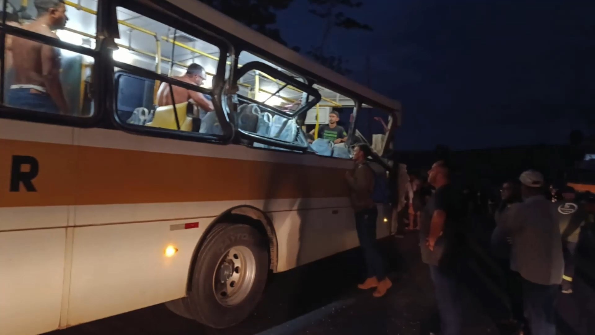 Bloco de pedra cai de carreta, atinge ônibus com trabalhadores e deixa feridos em Colatina