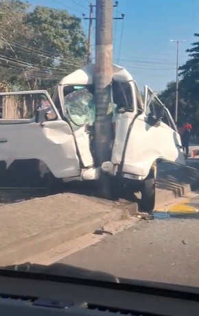Homem morre após kombi bater em poste em Santíssimo, na Zona Oeste do Rio