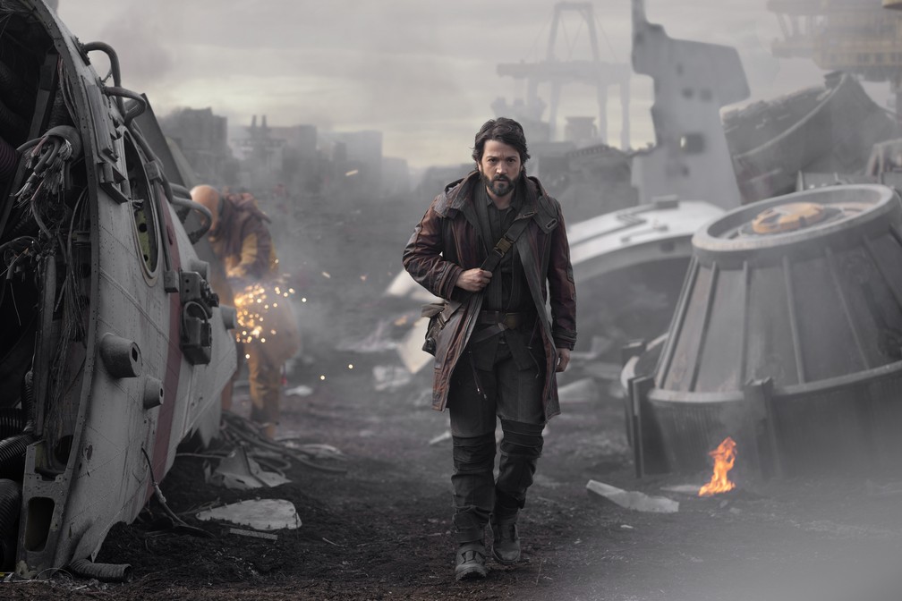 Diego Luna em cena de 'Andor' — Foto: Divulgação