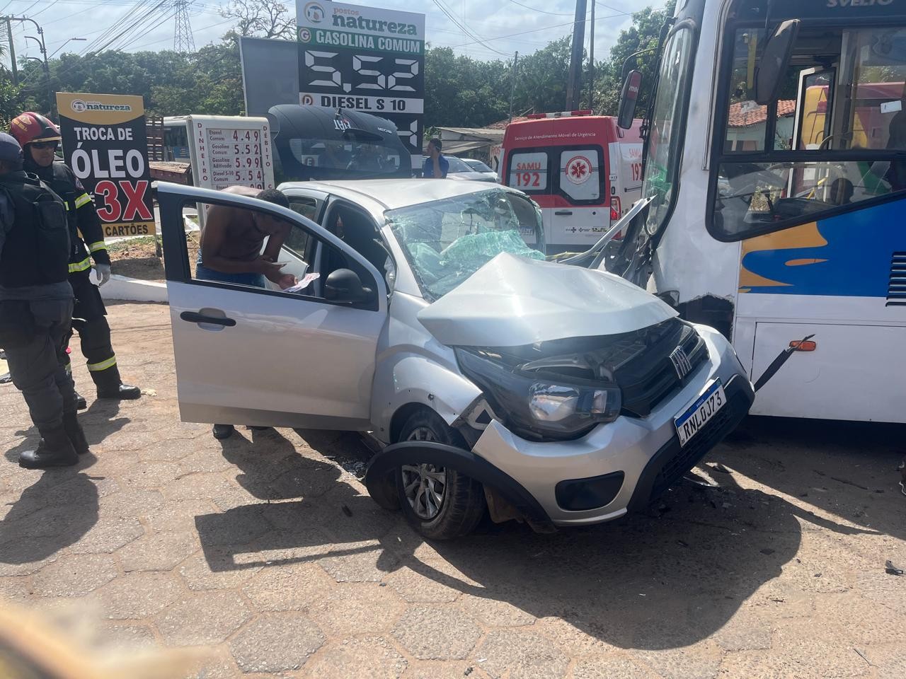 Colisão entre carro de passeio e ônibus deixa duas pessoas feridas na MA-201