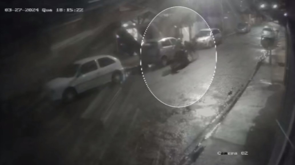 VÍDEO: Dupla furta moto estacionada em Limeira e sai empurrando o veículo