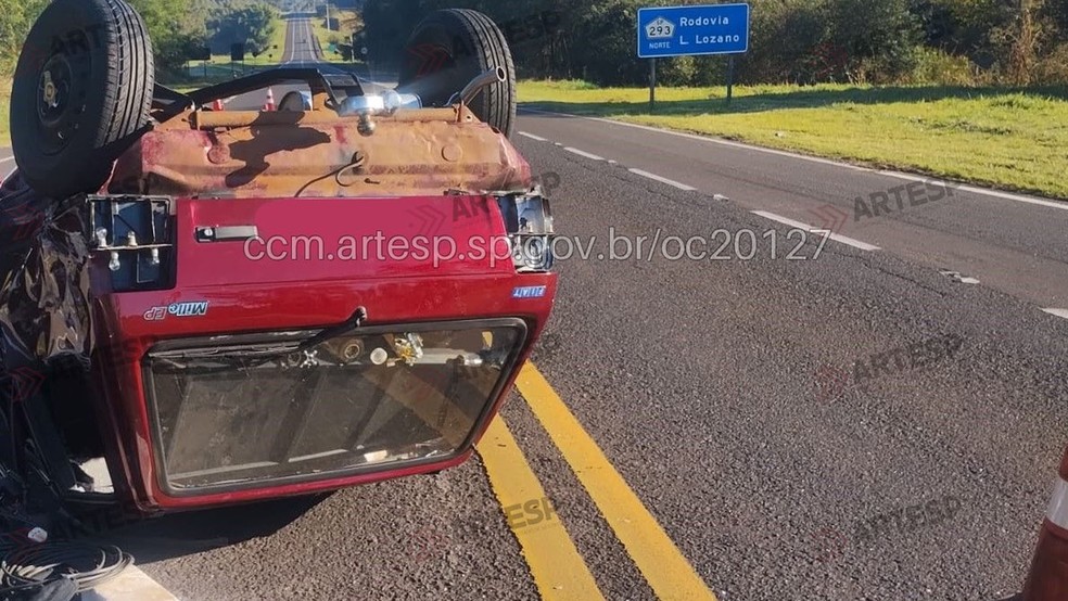 3 de 3
Carro capotou ao ser atingido por perua, em trevo na rodovia SP-293, em Duartina (SP), na manh&atilde; desta quinta (16) &mdash; Foto: Artesp/Reprodu&ccedil;&atilde;o