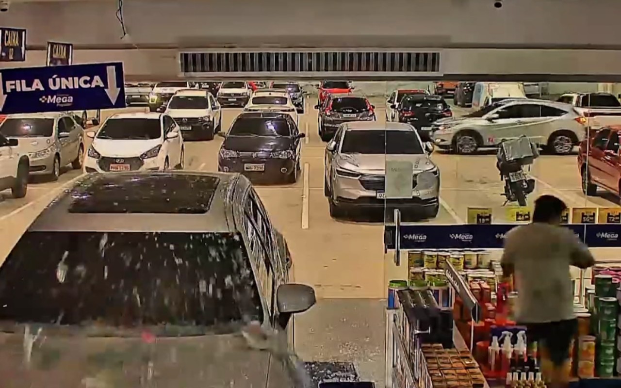 Carro invade drogaria na Zona Oeste de Manaus; VÍDEO
