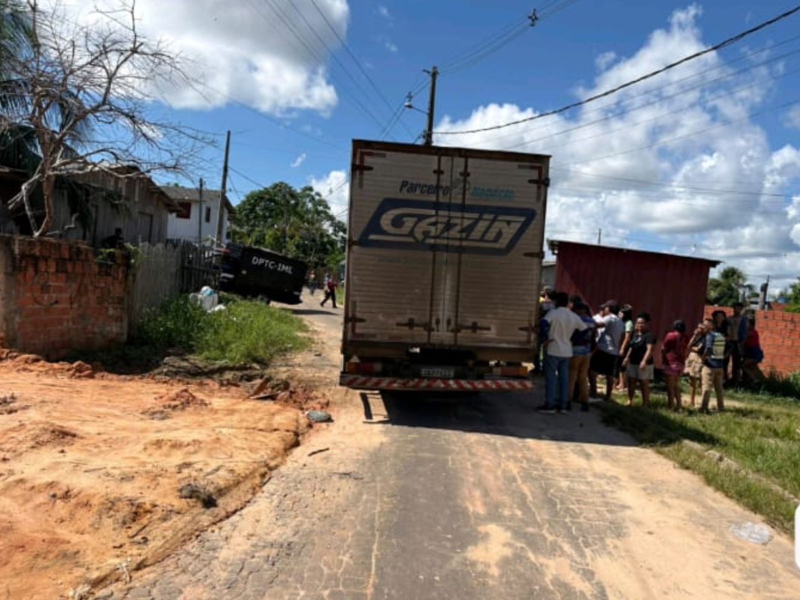 Motorista atropela e mata pedestre ao dar ré em caminhão com móveis no Acre