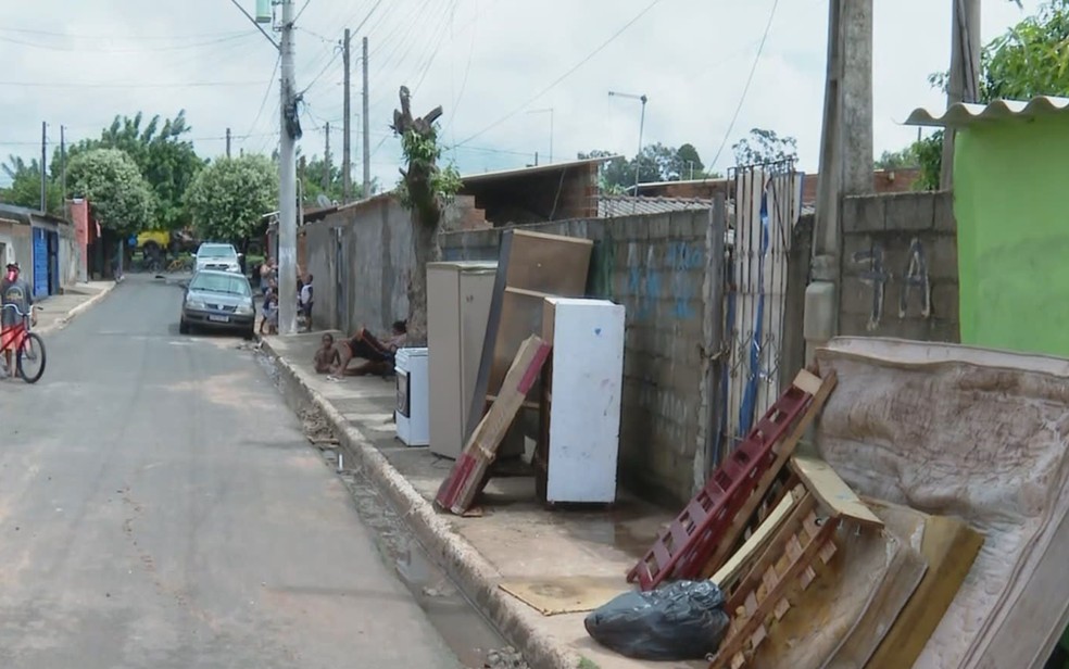 Calçadas de bairro em Guariba (SP) foram tomadas por móveis e eletrodomésticos danificados por conta da chuva — Foto: Cacá Trovó/EPTV