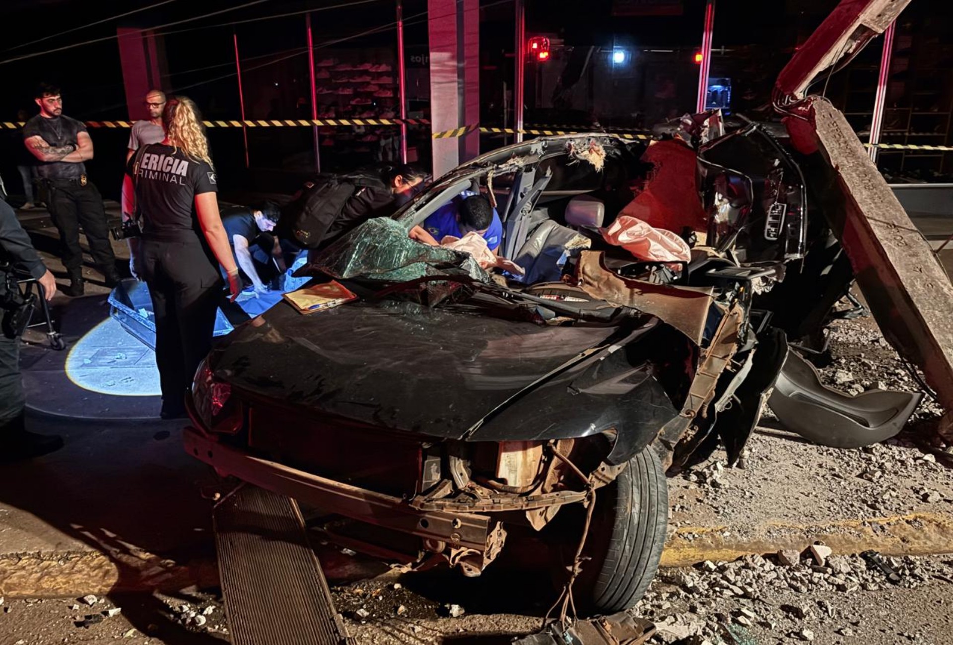 Batida em alta velocidade destrói carro, parte poste ao meio e mata motorista