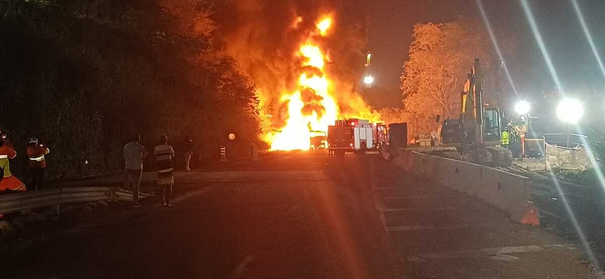 Carreta pega fogo e interdita a Serra das Araras, na Via Dutra, em Piraí 