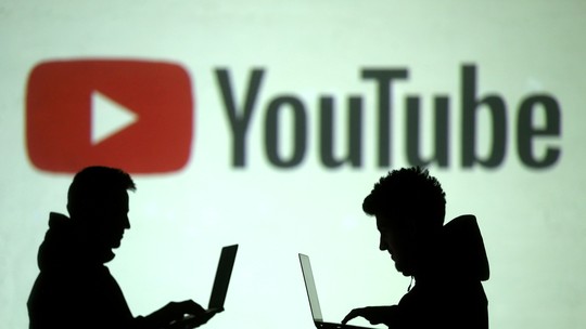 YouTube libera retorno de perfis banidos por conteúdo sobre pandemia e eleições nos EUA - Decisão alcança criadores banidos por regras antigas envolvendo a Covid-19 e as eleições americanas de 2020. Medida ocorre em meio à pressão de Trump e de aliados conservadores contra regras de moderação de conteúdo.