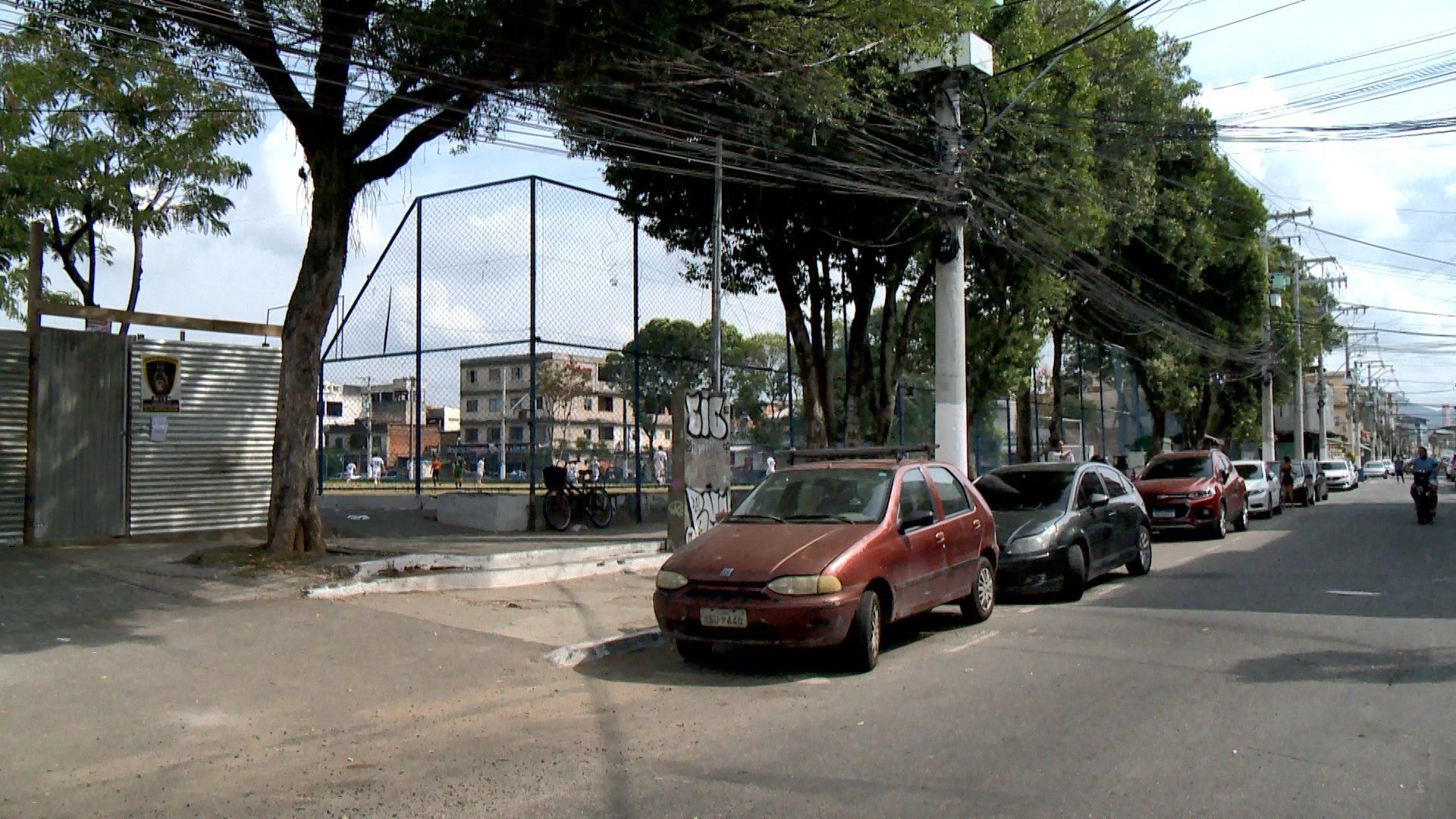 Homem é morto a tiros e facadas perto de campo de futebol em Vila Velha