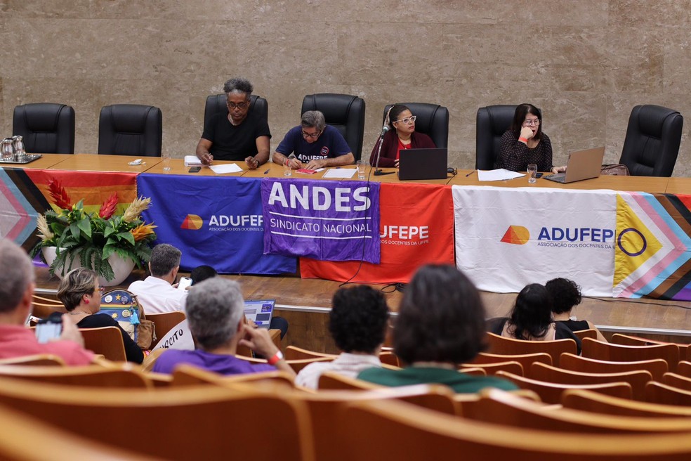 Professores da UFPE decidiram encerrar greve em assembleia nesta quinta-feira (27) — Foto: Sidney B. Carneiro/Divulgação