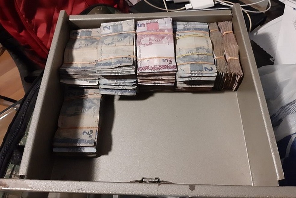Segundo o MP, dinheiro, armas de fogo e munições foram apreendidos — Foto: Ministério Público/Divulgação