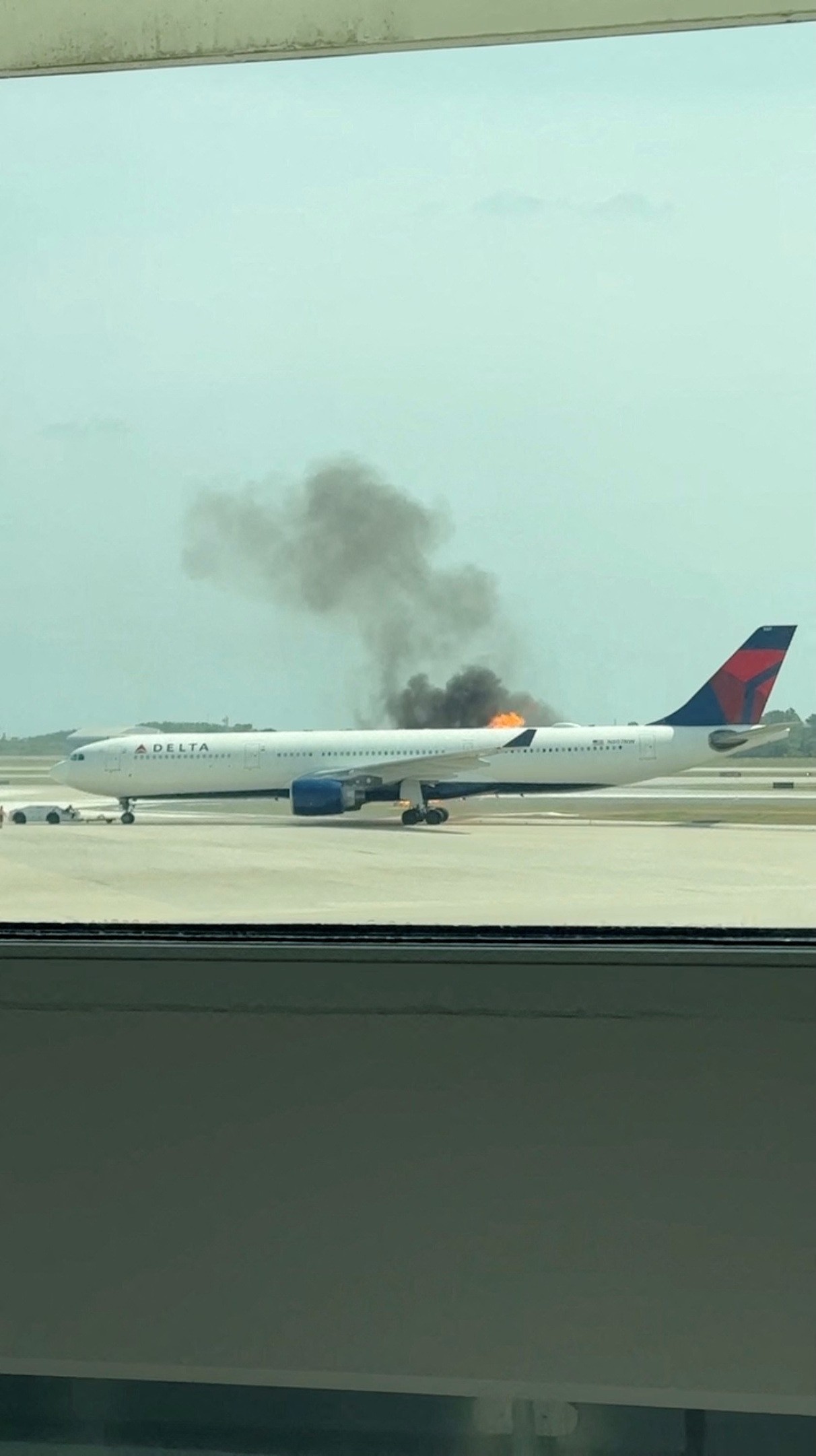 VÍDEO: Avião da Delta sofre incêndio no motor, e 294 ocupantes são retirados às pressas em Orlando, nos EUA
