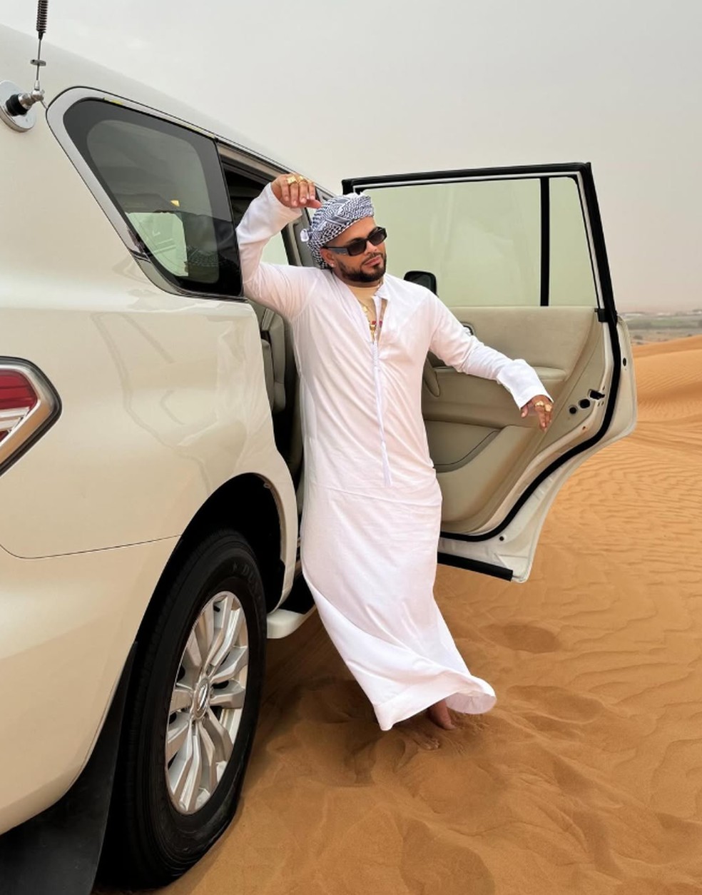 Em diversas publicações, ele exibe visitas a destinos turísticos como as Maldivas, França, Dubai e Itália — Foto: Reprodução