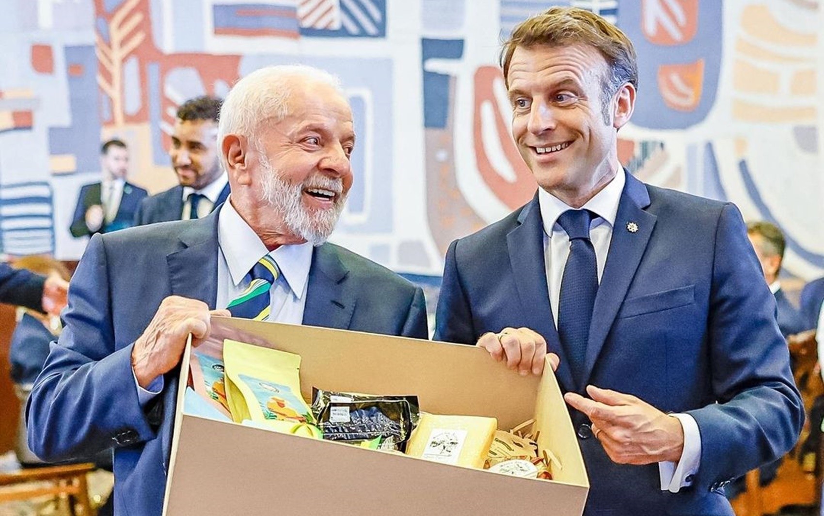 Conheça os queijos premiados produzidos no Sul de MG que Lula deu de presente ao presidente francês, Emmanuel Macron