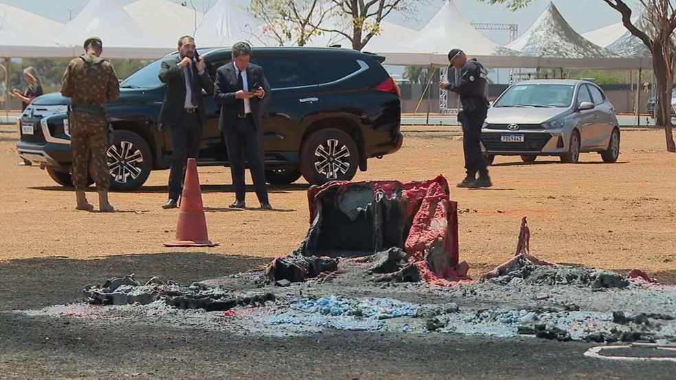 Banheiro químico pegou fogo na Esplanada dos Ministéios — Foto: TV Globo
