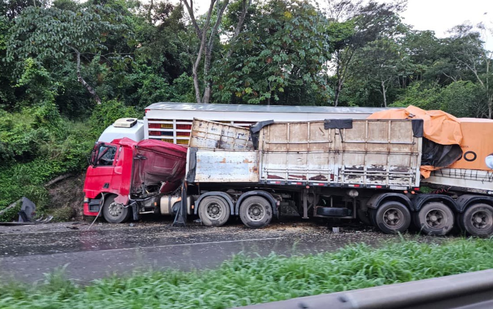 Batida entre caminhões deixa trânsito interditado na BR-324, na Bahia