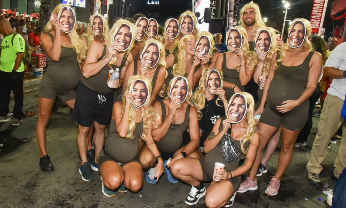 Amigos se fantasiam de 'Lore Improta grávida' em desfile com Léo Santana no pré-Carnaval de Salvador