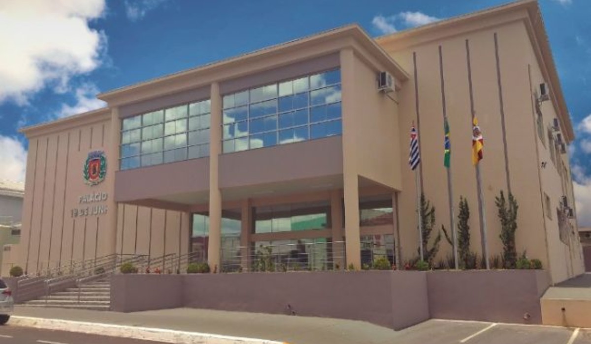 Justiça suspende lei que criou cargos de diretores em Bastos após denúncia de aumento salarial irregular a secretários