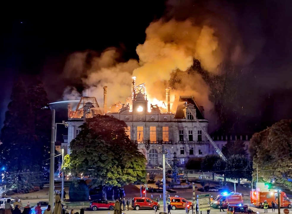 Sede da prefeitura de Limoges, na França, é destruída em incêndio — Foto: MELAINE PAYZAL/AP