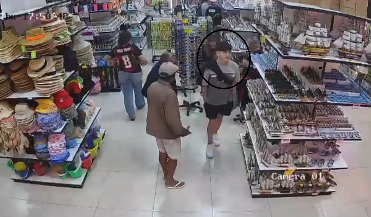 Câmeras flagram casal furtando óculos em loja de Arraial do Cabo