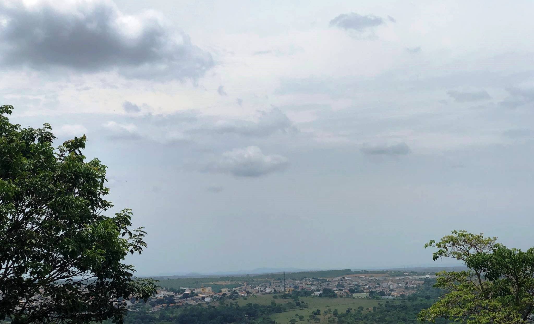 Chegada de frente fria provoca chuvas isoladas e leve queda nas temperaturas em Divinópolis e região