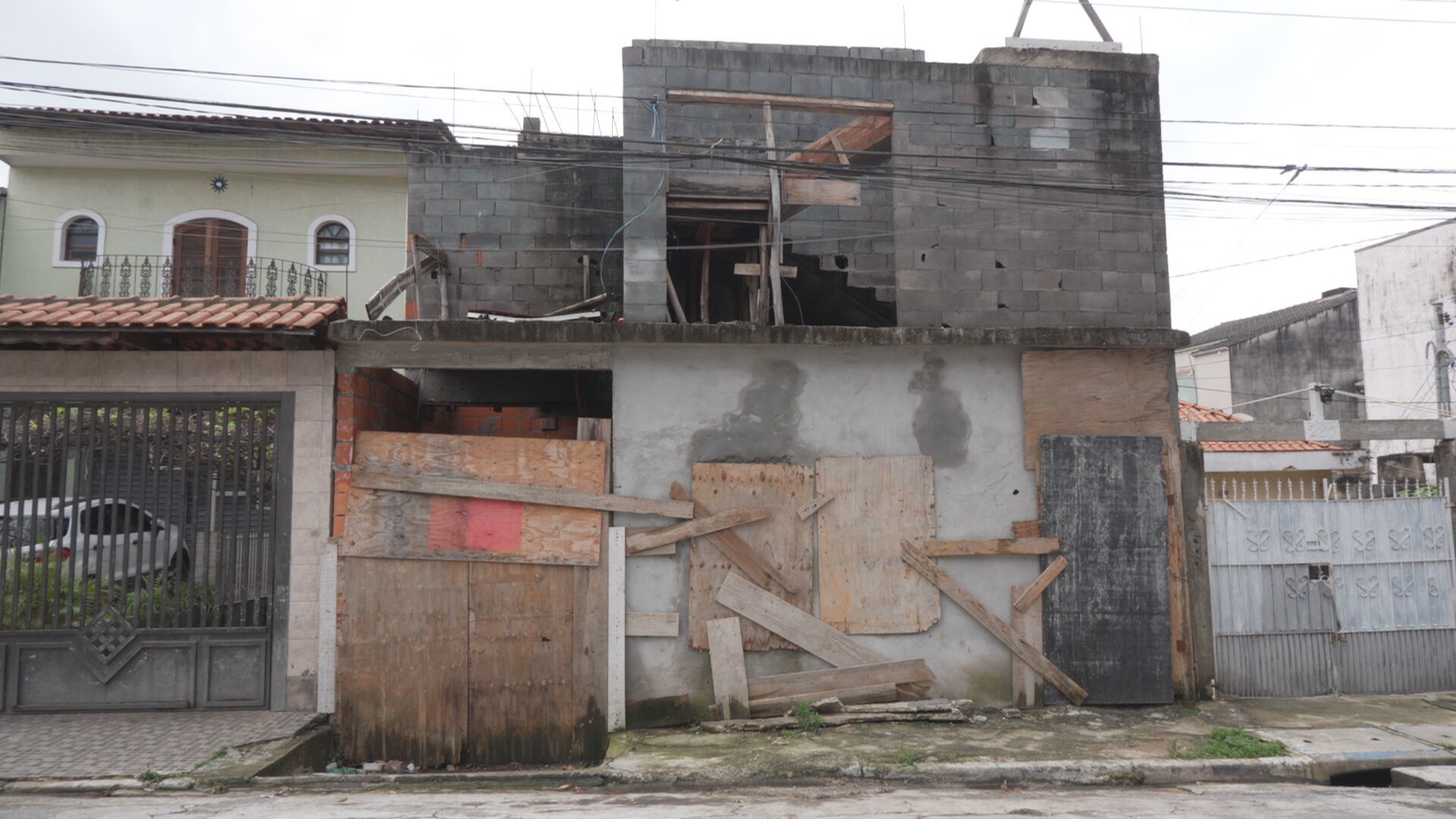Construtora de prédio que desabou tem histórico de golpes milionários e atraso na entrega de casas há 3 anos em SP