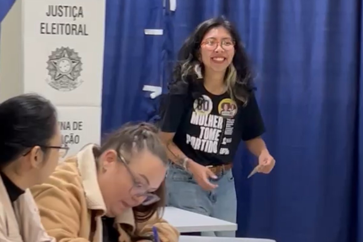 Tayná Miessa (UP) vota em Curitiba