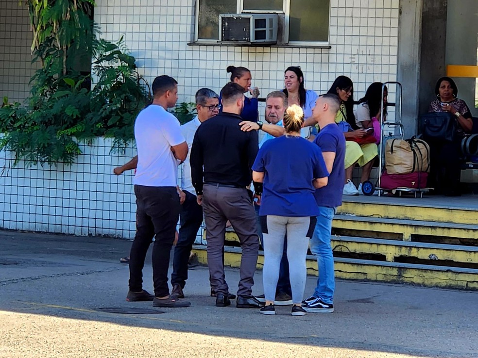 Parentes de Deborah no IML — Foto: André Coelho/GloboNews