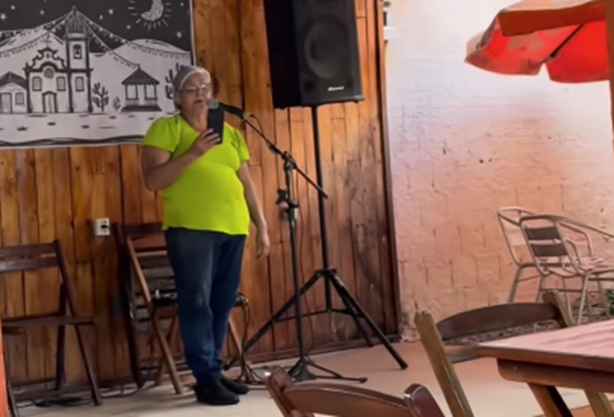 Dona de restaurante viraliza cantando música de Caetano Veloso e cantor se emociona: 'Canta lindamente'