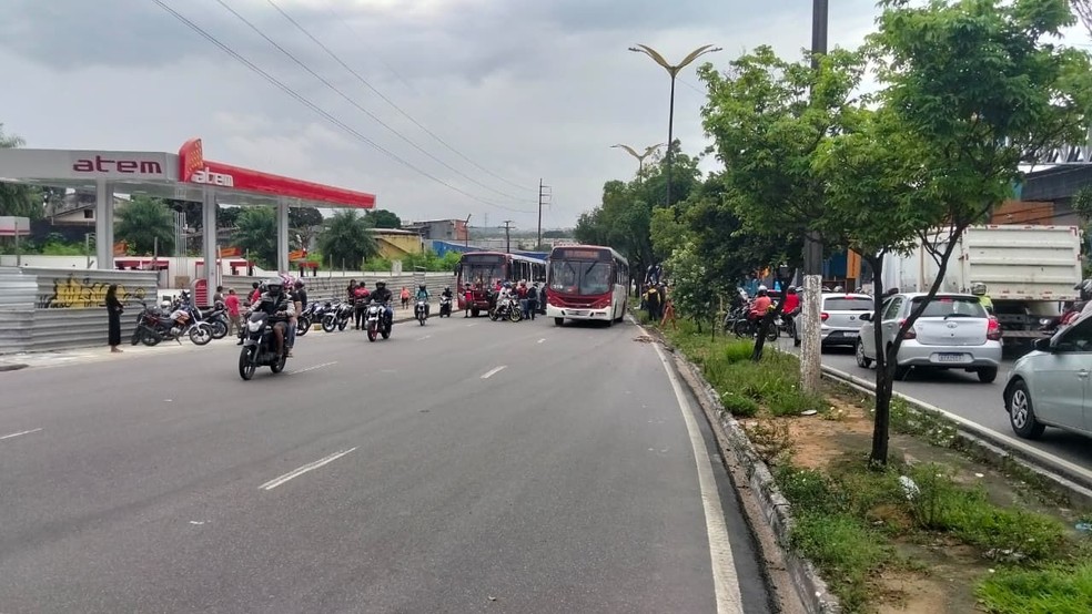 Motociclista morre após cair da moto e ser atropelado por ônibus em Manaus — Foto: Karla Melo/Rede Amazônica