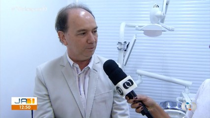 Dentista orienta sobre produtos corretos para fazer gargarejo