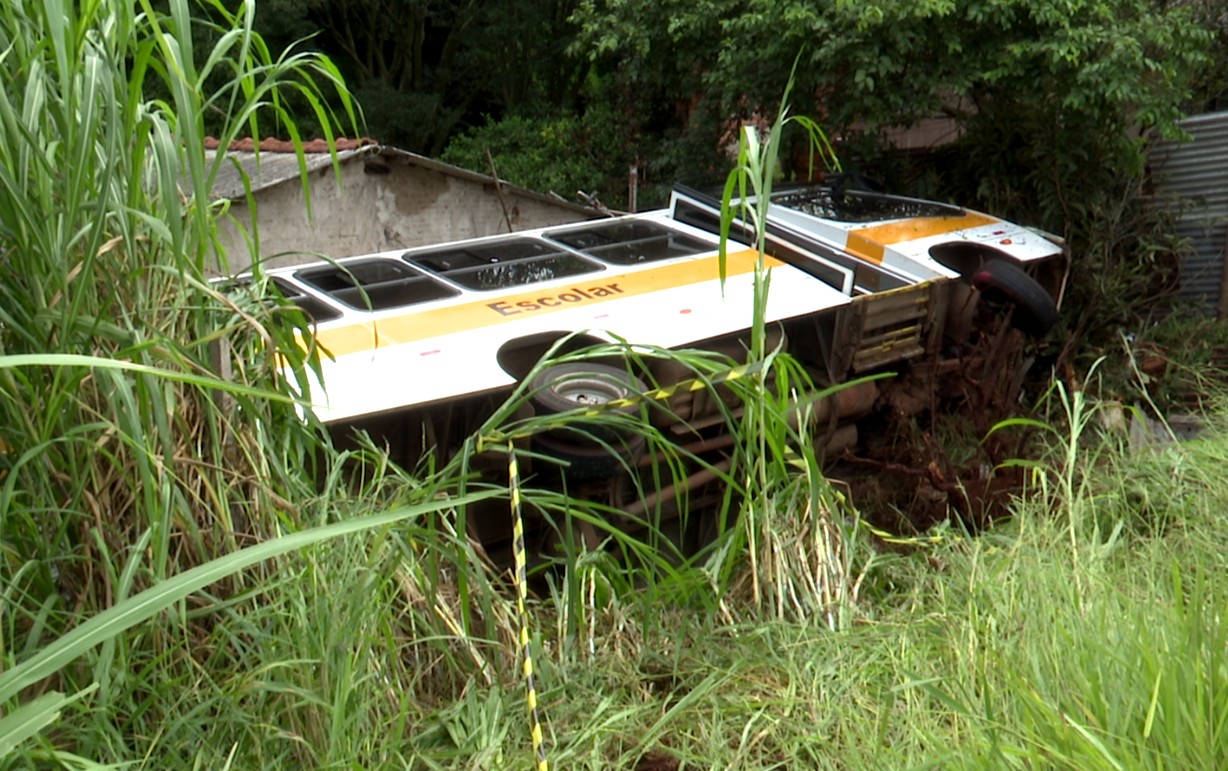 Ônibus escolar tomba e deixa 20 alunos feridos em Apucarana