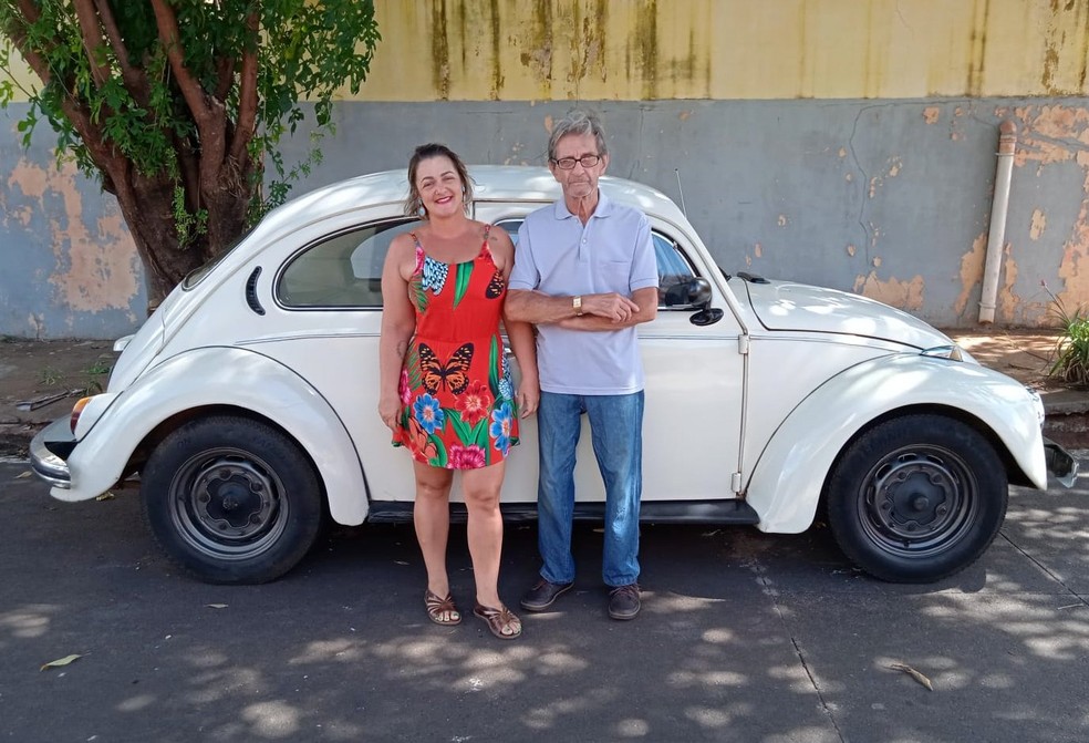 Elizangela Franzo com o pai e o Fusca que faz parte da família de São Carlos (SP) há 25 anos — Foto: Arquivo pessoal
