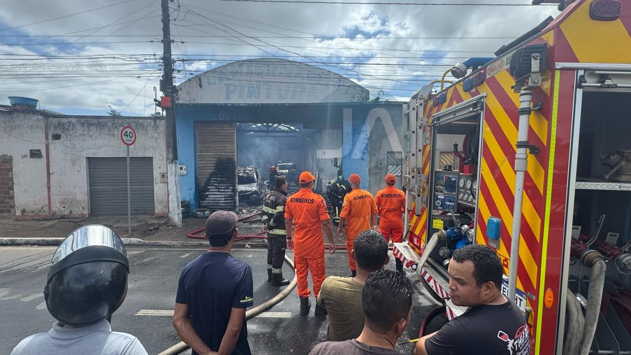 Incêndio destrói dois carros e parte
de oficina mecânica em Arapiraca