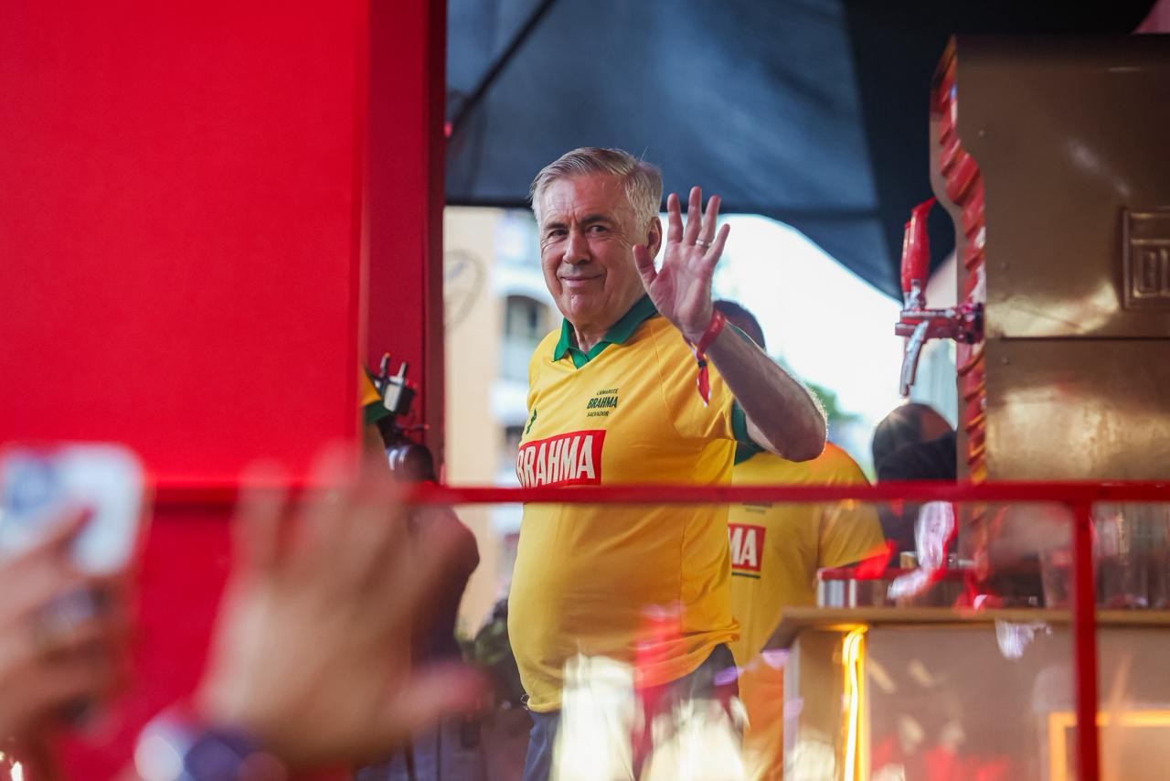 Técnico da seleção brasileira, Carlo Ancelotti, marca presença no carnaval de Salvador