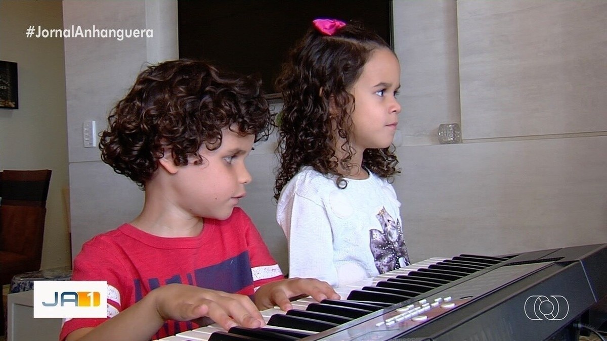 Como tocar Brilha Brilha Estrelinha no piano de brinquedo 